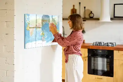 Magnetisk rittavla med motiv av en fysisk världskarta