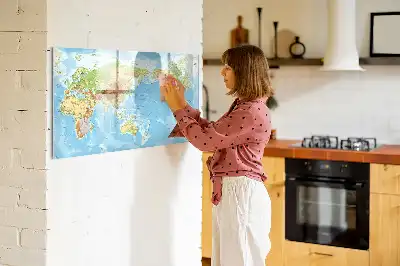 Magnetisk rittavla med motiv av en fysisk världskarta