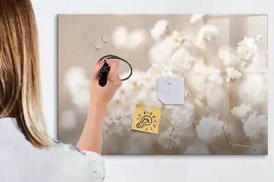 Magnetisk tavla med penna små vita blommor