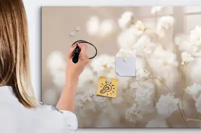 Magnetisk tavla med penna små vita blommor