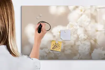 Magnetisk tavla med penna små vita blommor