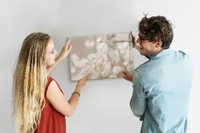 Magnetisk tavla med penna små vita blommor