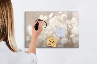 Magnetisk tavla med penna små vita blommor