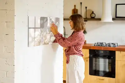 Magnetisk tavla med penna små vita blommor