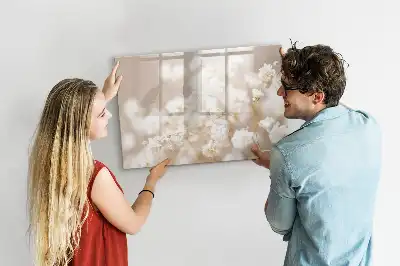 Magnetisk tavla med penna små vita blommor