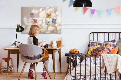 Magnetisk tavla med penna små vita blommor