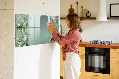 Magnetisk tavla med penna med motiv av subtila blommor