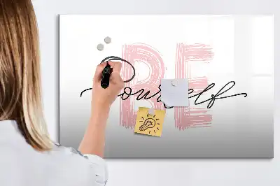 Magnetisk tavla med penna med texten Var dig själv