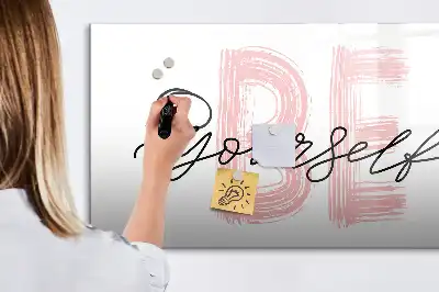 Magnetisk tavla med penna med texten Var dig själv