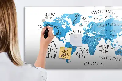 Magnetisk tavla med penna blå karta över jorden