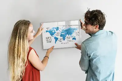 Magnetisk tavla med penna blå karta över jorden