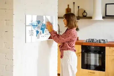 Magnetisk tavla med penna blå karta över jorden