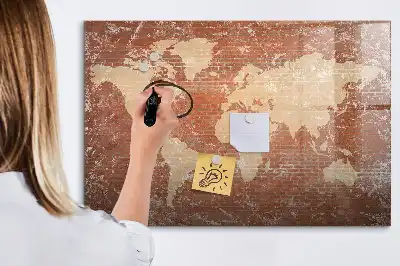 Magnetisk världskarta med penna och tegelmönster