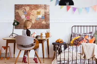 Magnetisk världskarta med penna och tegelmönster