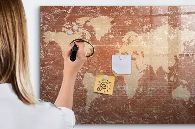 Magnetisk världskarta med penna och tegelmönster