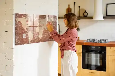 Magnetisk världskarta med penna och tegelmönster