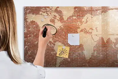 Magnetisk världskarta med penna och tegelmönster