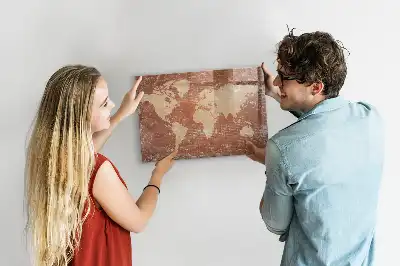 Magnetisk världskarta med penna och tegelmönster