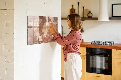 Magnetisk världskarta med penna och tegelmönster