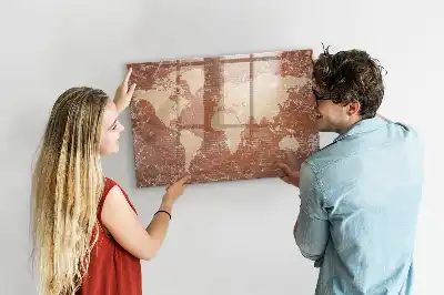 Magnetisk världskarta med penna och tegelmönster