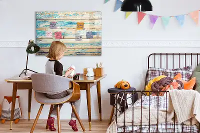 Magnetisk tavla med penna i repat trä