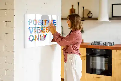 Magnetisk tavla med penna med motiv av ett positivt citat