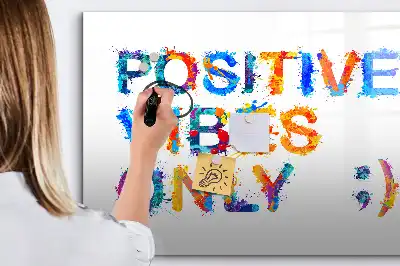 Magnetisk tavla med penna med motiv av ett positivt citat
