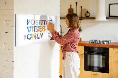 Magnetisk tavla med penna med motiv av ett positivt citat