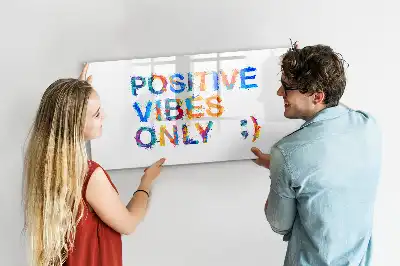 Magnetisk tavla med penna med motiv av ett positivt citat