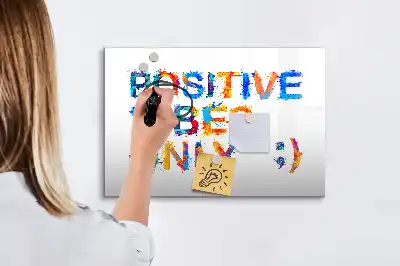 Magnetisk tavla med penna med motiv av ett positivt citat