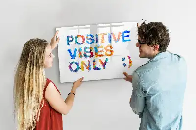 Magnetisk tavla med penna med motiv av ett positivt citat