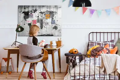 Världskarta på trä magnetisk tavla med penna