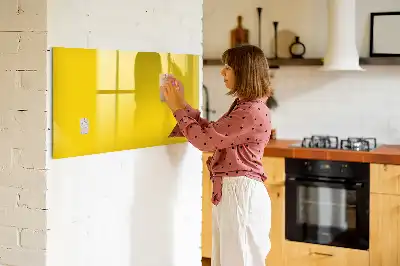 Magnetisk tavla med penna ljusgul