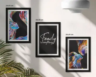 Triptyk med ram porträtt av människor med färgglada mönster och text om familjen