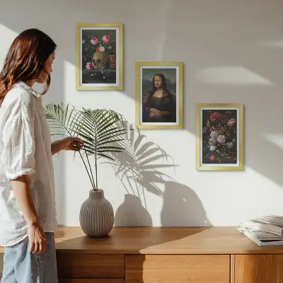 Tavelvägg med 3 tavlor porträtt av Leonardo da Vinci, en skalle och en blommande Mona Lisa