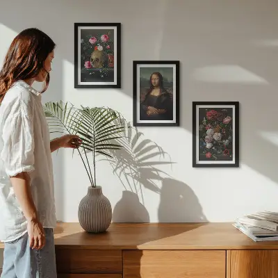 Tavelvägg med 3 tavlor porträtt av Leonardo da Vinci, en skalle och en blommande Mona Lisa