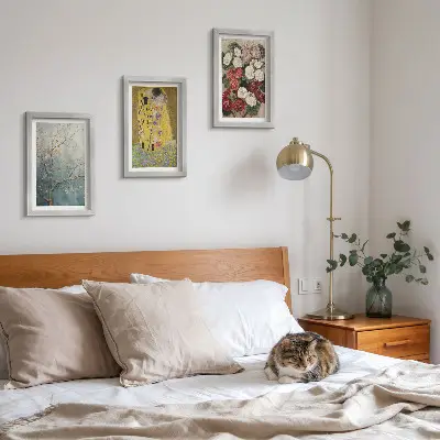 Tavelvägg med 3 tavlor med motiv av blommor och träd i Gustav Klimts stil