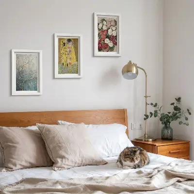 Tavelvägg med 3 tavlor med motiv av blommor och träd i Gustav Klimts stil