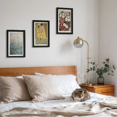 Tavelvägg med 3 tavlor med motiv av blommor och träd i Gustav Klimts stil