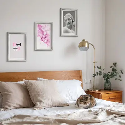 Triptyk med ram akvarellmålning med abstrakt motiv av antik skulptur och inspirerande citat