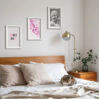 Triptyk med ram akvarellmålning med abstrakt motiv av antik skulptur och inspirerande citat
