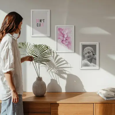 Triptyk med ram akvarellmålning med abstrakt motiv av antik skulptur och inspirerande citat