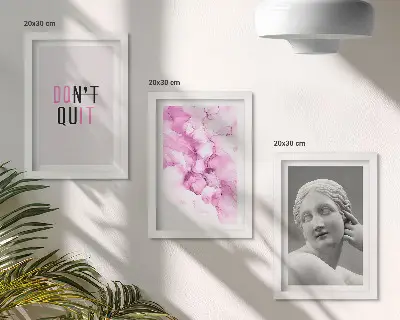 Triptyk med ram akvarellmålning med abstrakt motiv av antik skulptur och inspirerande citat