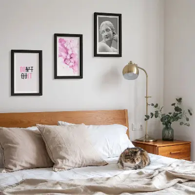 Triptyk med ram akvarellmålning med abstrakt motiv av antik skulptur och inspirerande citat