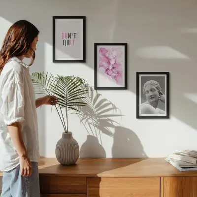 Triptyk med ram akvarellmålning med abstrakt motiv av antik skulptur och inspirerande citat