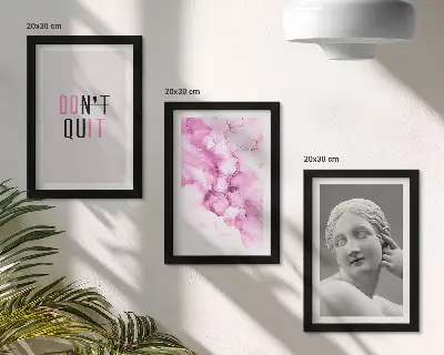 Triptyk med ram akvarellmålning med abstrakt motiv av antik skulptur och inspirerande citat