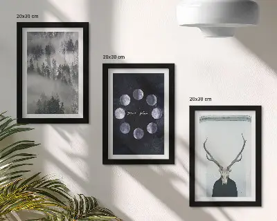 Tavelvägg med 3 tavlor med motiv av skogslandskap i dimma, månfaser och hjortskalle