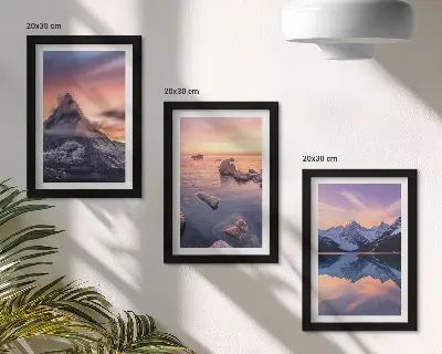 Triptyk med landskap tavla med ram föreställande berg, sjöar och solnedgångar