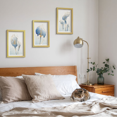 Triptyk tavla med ram Fina blå blommor mot en ljus bakgrund