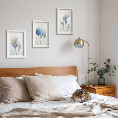 Triptyk tavla med ram Fina blå blommor mot en ljus bakgrund